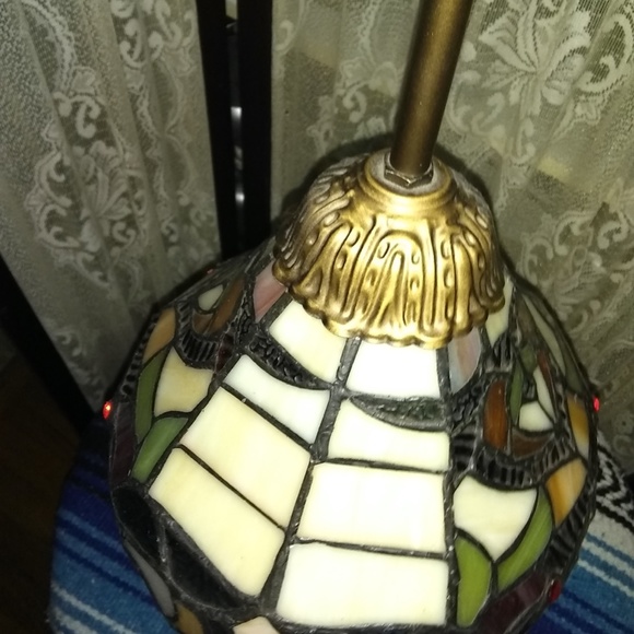 TIFFANY STYLE STAINED GLASS PENDANT HANGING LIGHT - Picture 4 of 9